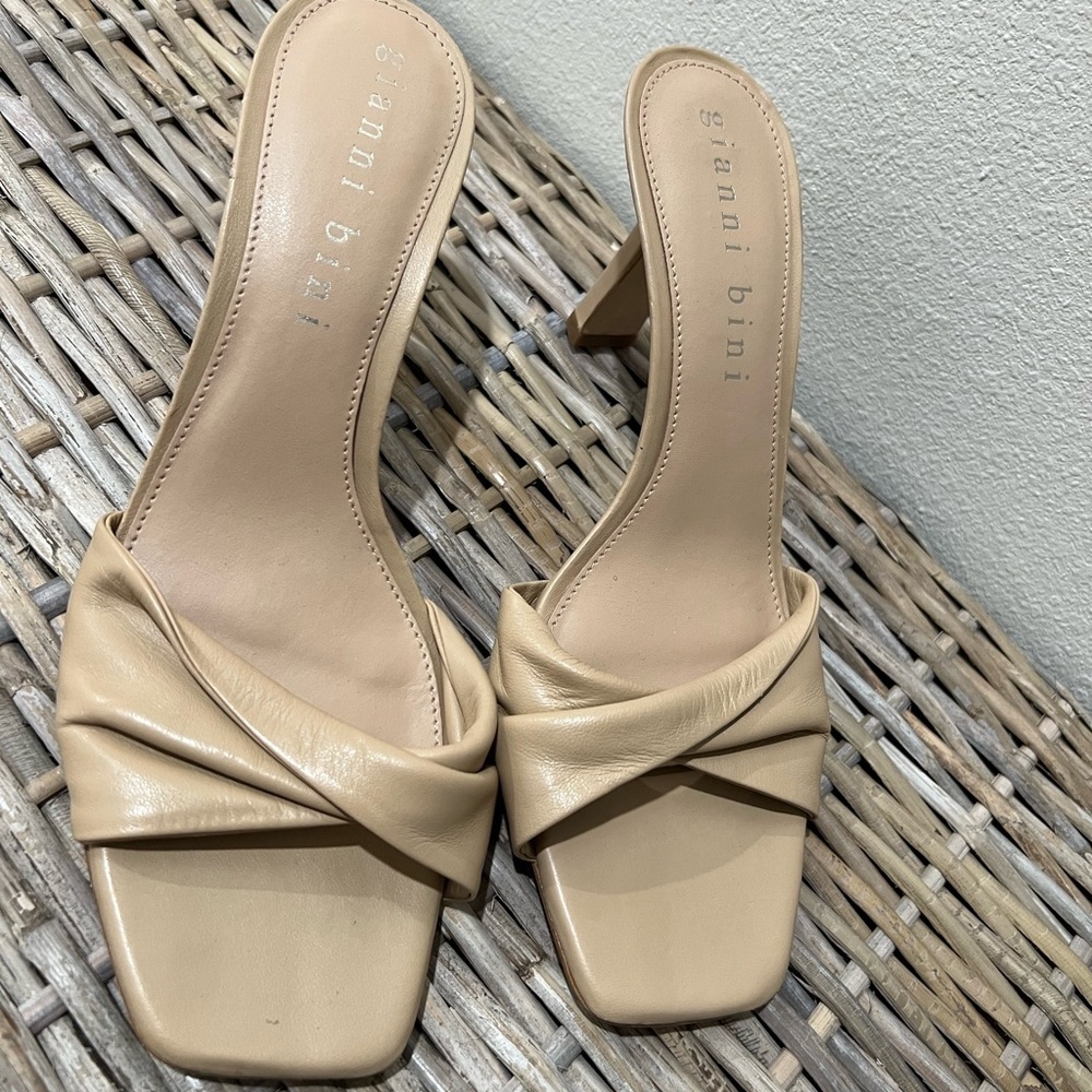 Gianni Bini Emberie Women's Tan Heeled Sandals, size 9.5, kitten heels, mules - Picture 2 of 6